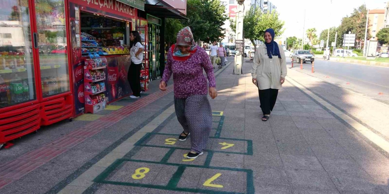 7’den 70’e Her Yaştan Vatandaş ’sek Sek’ Oynayarak Geçiyor