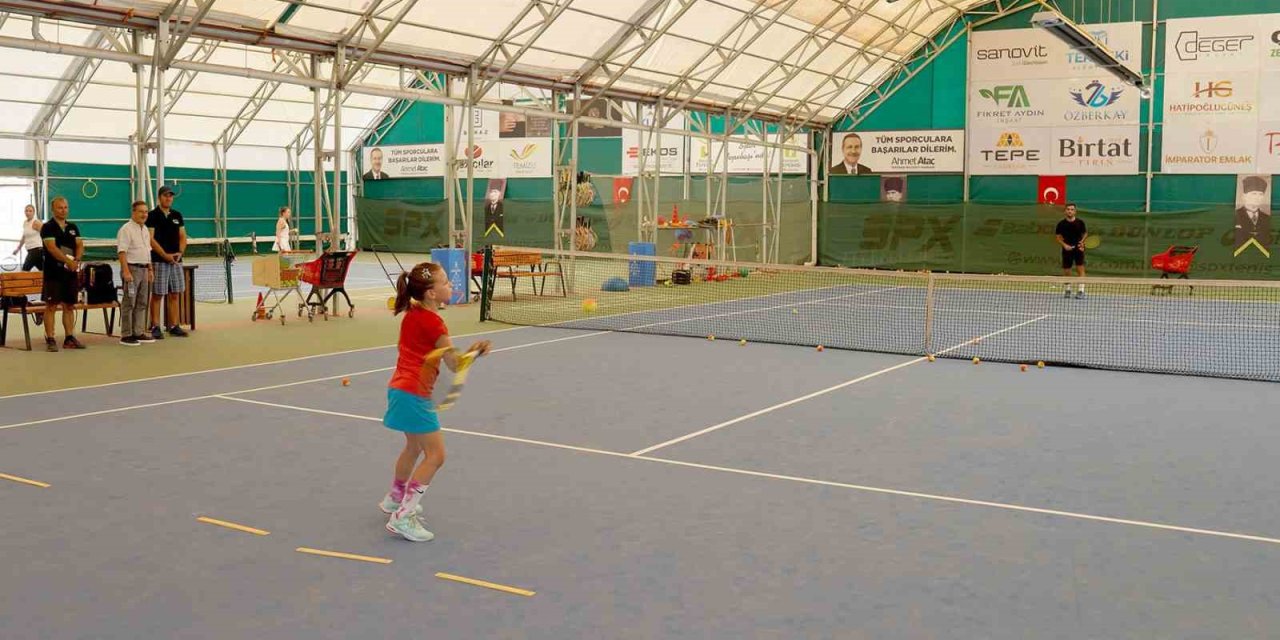 Tepebaşı’nda Tenis Turnuvası Devam Ediyor