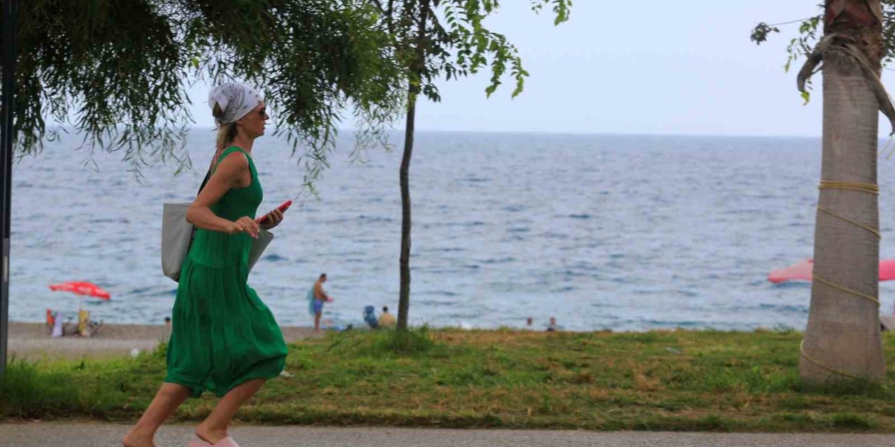 Konyaaltı’nda Denizin Keyfini Çıkartan Vatandaşlara Yağış Sürprizi