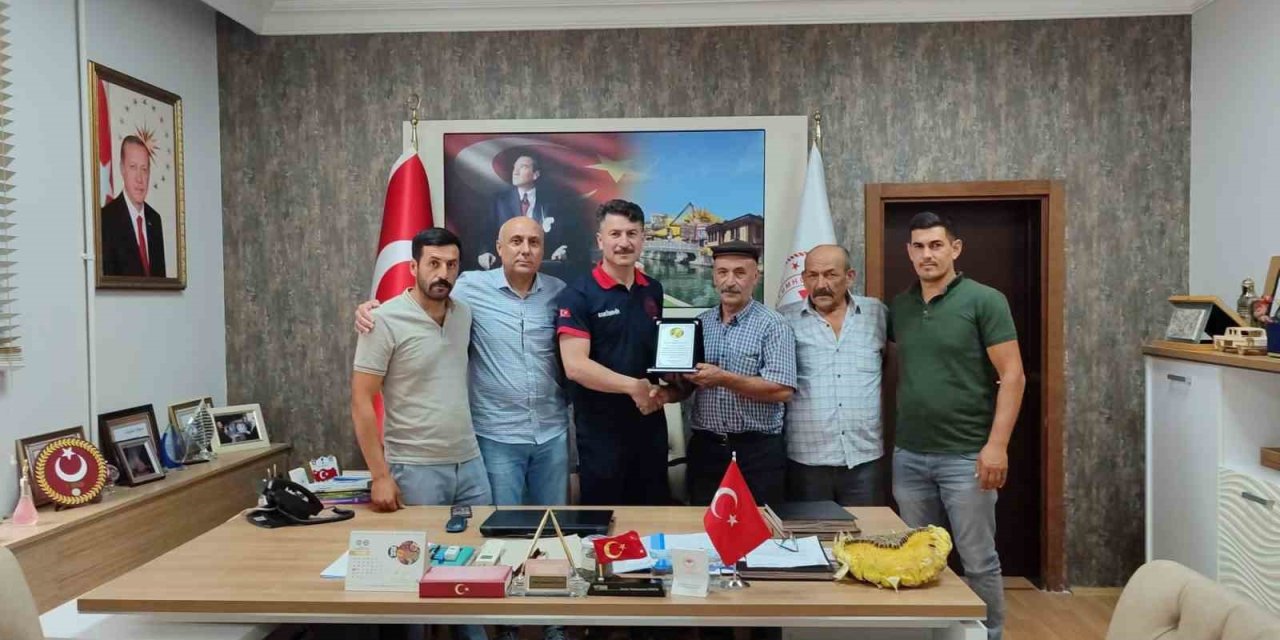 İl Müdürü Gümüş Ve Ekibine Üreticilerden Teşekkür Plaketi