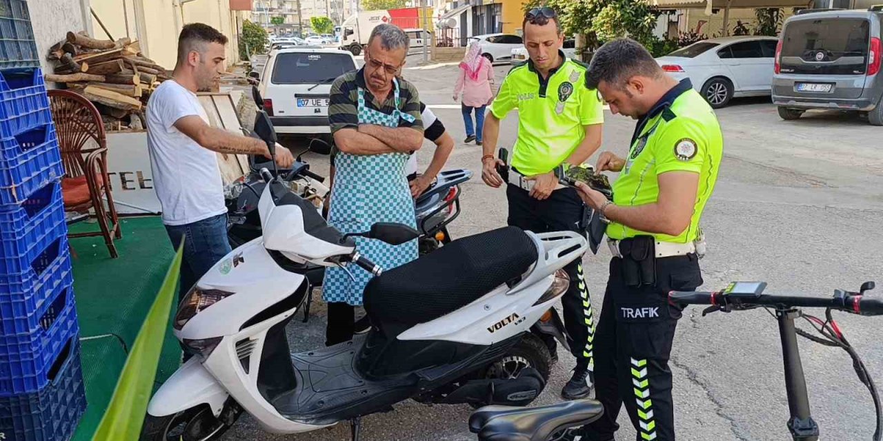 Elektrikli Bisiklet İle Hafif Ticari Araç Çarpıştı:1 Yaralı