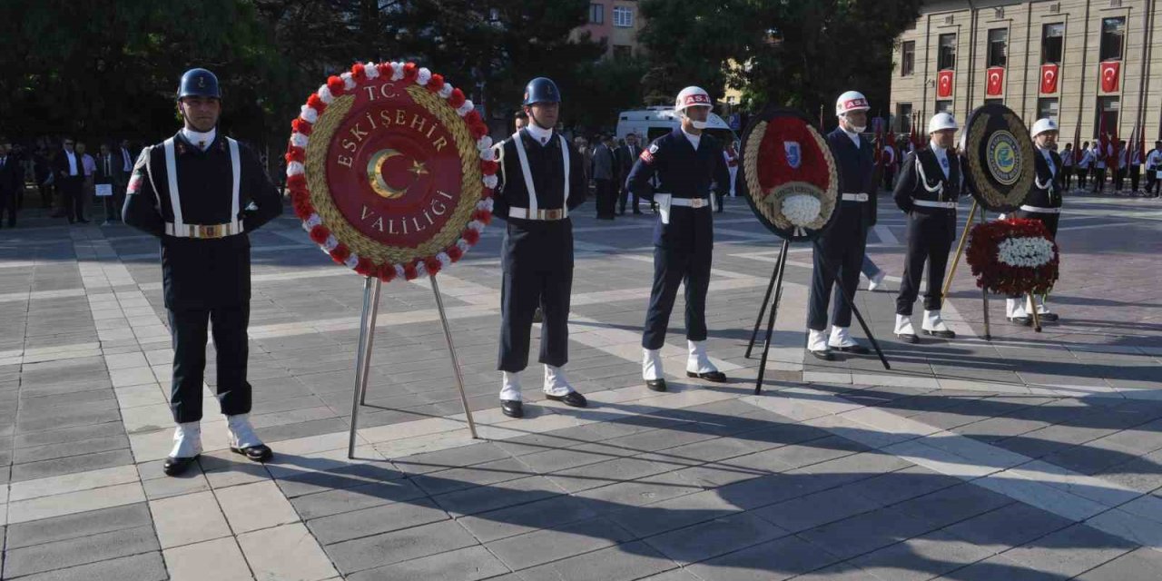 Zafer Bayramı Kutlamaları Çelenk Sunumu İle Başladı