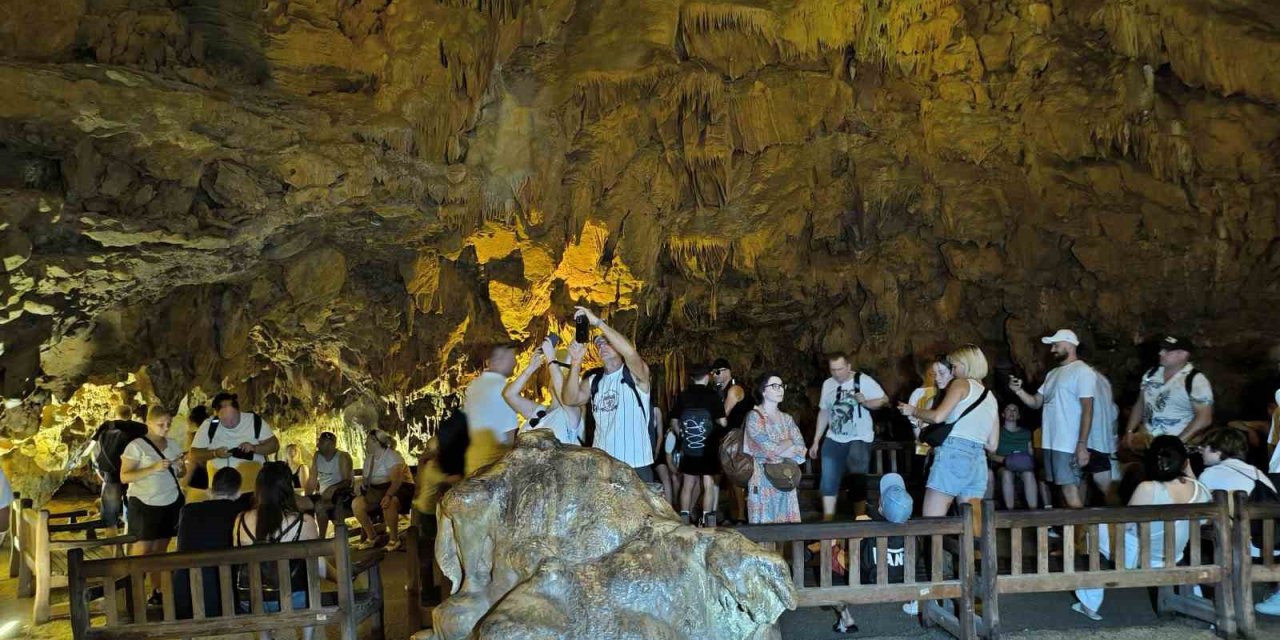 Alanya’da Şifa Kaynağı Mağara Yerli Ve Yabancı Turistlerin Akınına Uğruyor