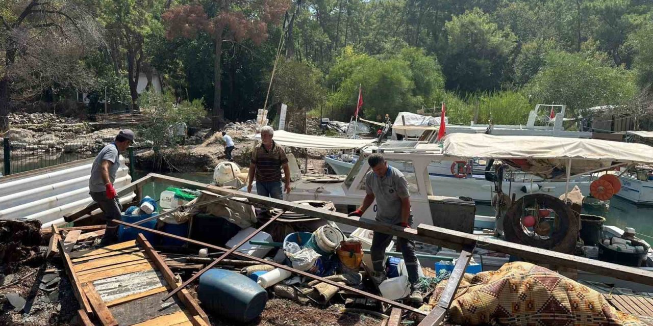 Kemer Balıkçı Barınağı’ndaki Kaçak Yapılar Kaldırıldı