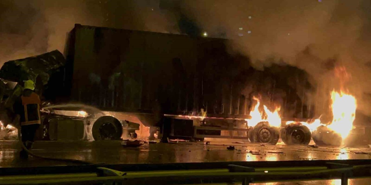 Gişe Çıkışında Çarpışan Tırlar Alev Alev Yandı: 1 Ölü, 1 Yaralı