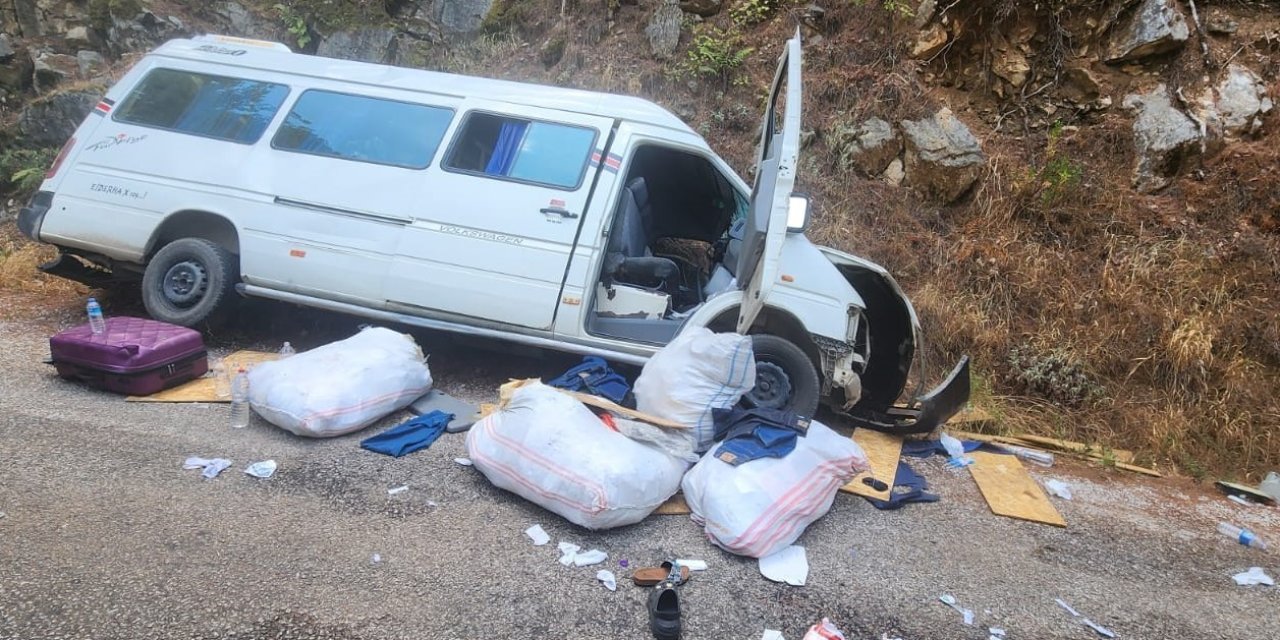 Alanya’da Freni Boşalan Minibüs Kayaya Çarpıp Devrildi: 3’ü Çocuk 6 Yaralı