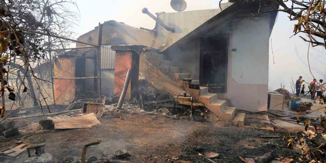 Arı Kovanlarını Tütsülemek İçin Yakılan Ateş Ormana Sıçradı, Bir Ev Ve Traktör Küle Döndü