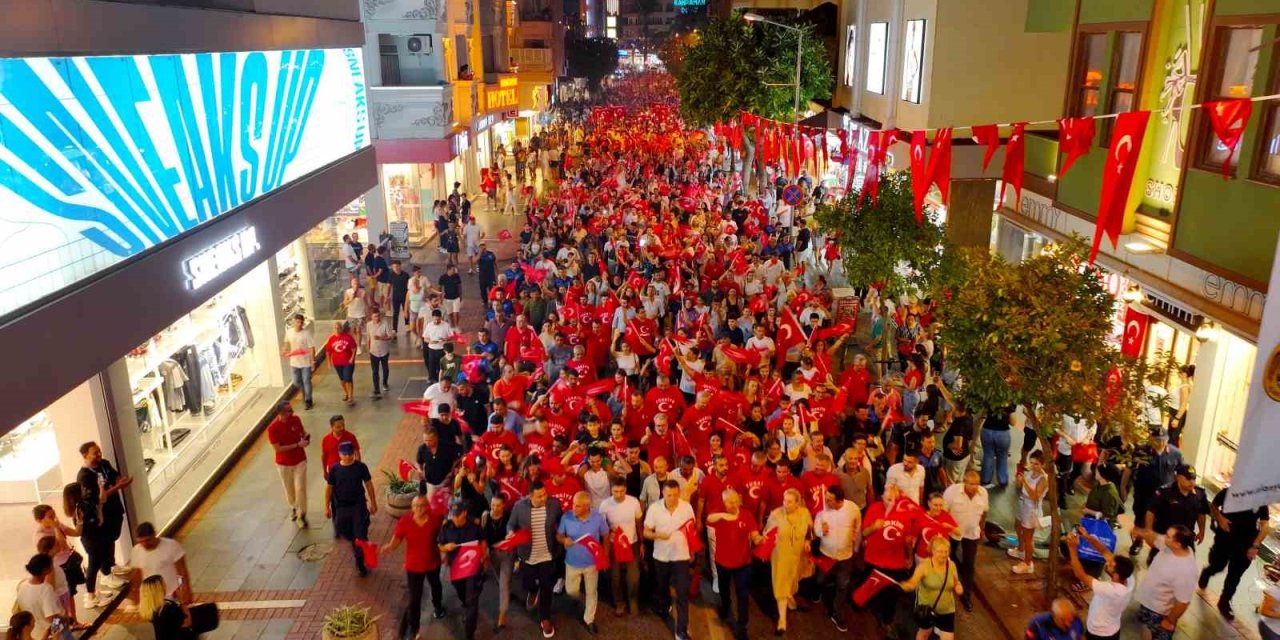 Alanya’da 30 Ağustos Zafer Bayramı Fener Alayıyla Kutlandı