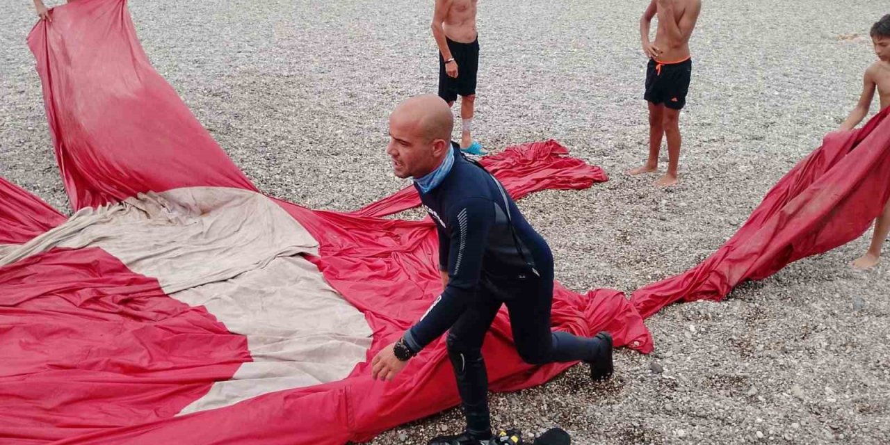 Fırtınada Koparak Denize Uçan Dev Türk Bayrağı 8 Ay Sonra Dalgıçlar Tarafından Deniz Tabanında Bulunarak Çıkarıldı