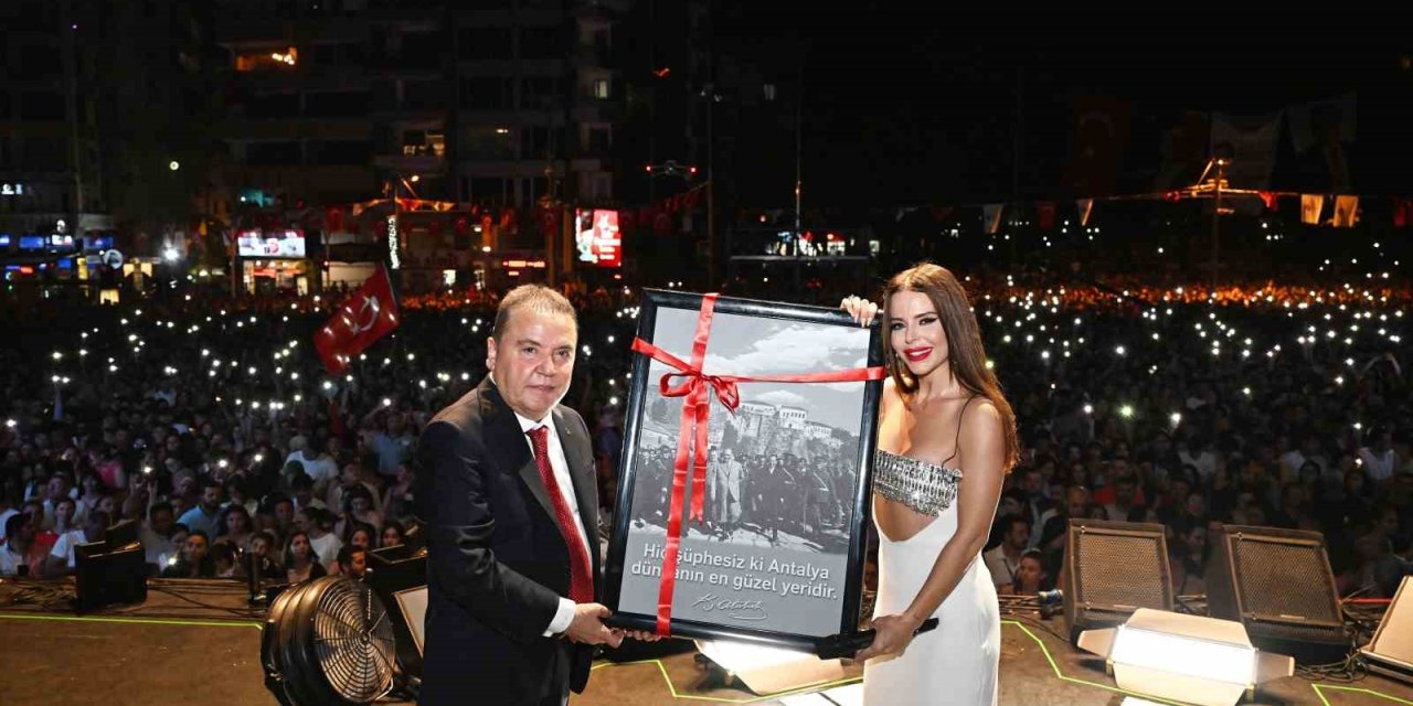 Antalyalılar Zafer Bayramı’nı Dj Mert Aydın Ve Simge İle Kutladı