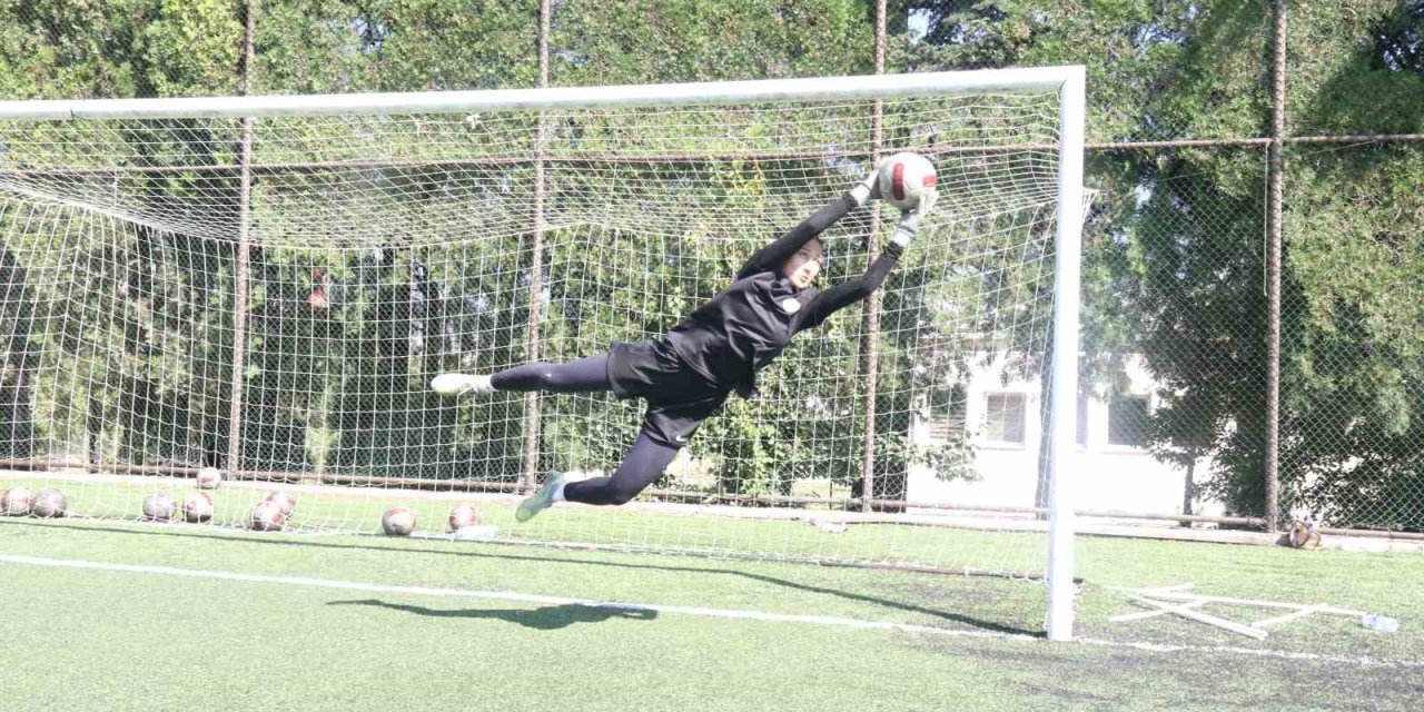 3 Büyükler Eskişehirli Kalecinin Peşinde