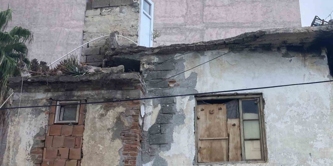 Sürücü 1,5 Dakikayla Kurtuldu, Balkon Aracın Üzerine Göçtü