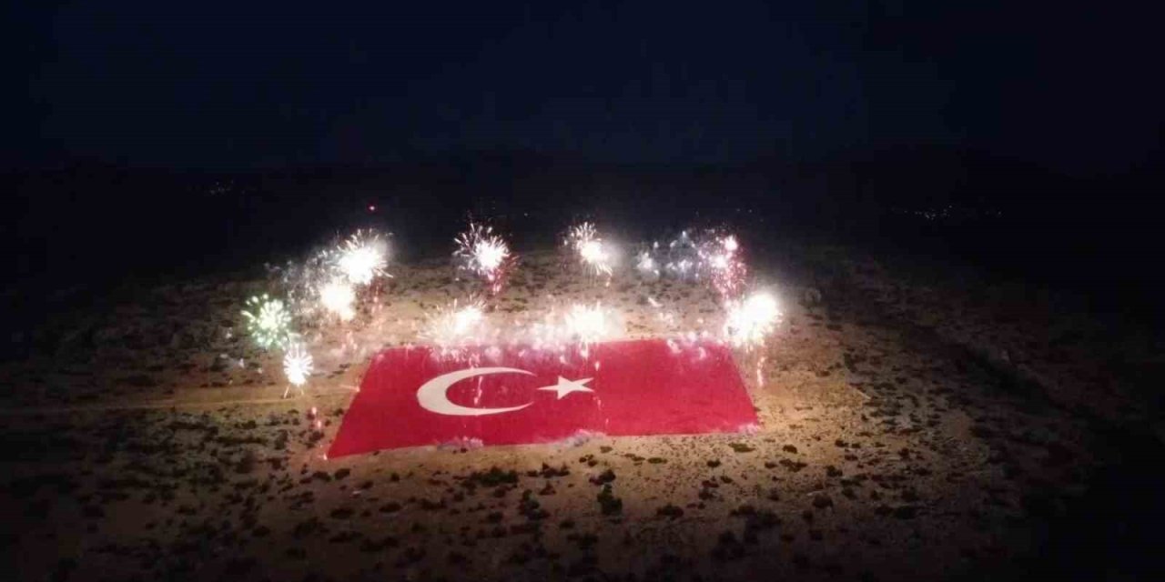 Mersin’de Zemine İşlenmiş Dev Türk Bayrağı