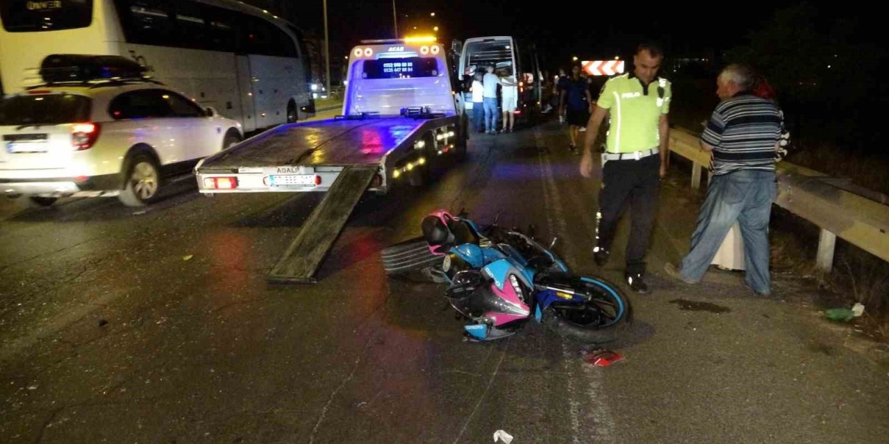 Önlem Almadan Duran Tur Minibüsü Trafik Kazasına Neden Oldu: 2 Yaralı