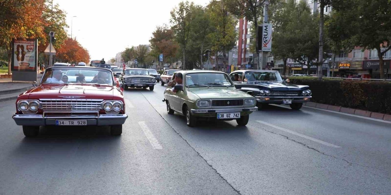 Kayseri’de Klasik Otomobil Rüzgarı Esti