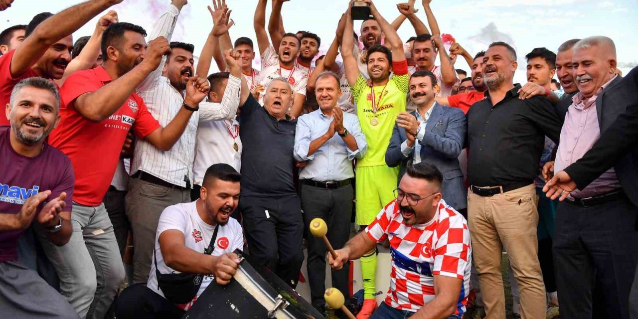 Seçer, 30 Ağustos Zafer Kupası Futbol Turnuvası’nın Ödül Törenine Katıldı