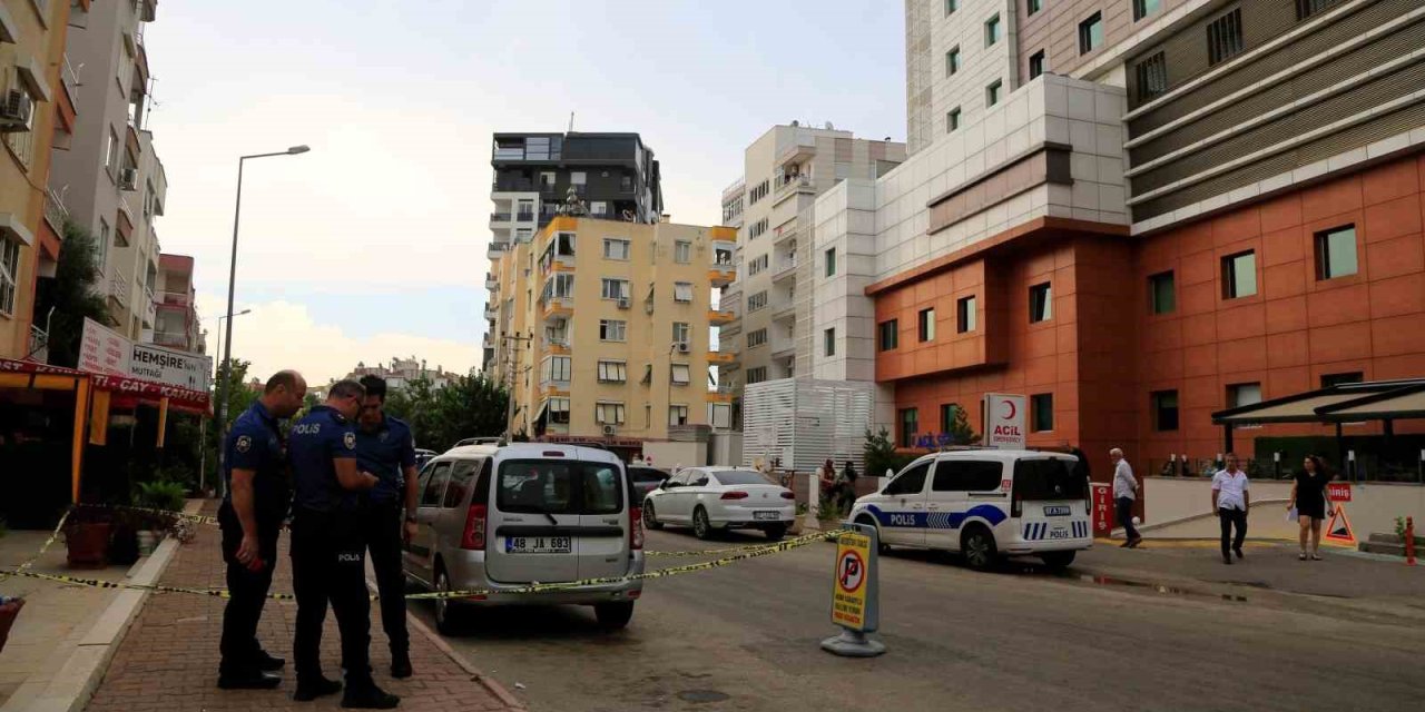 Hastane Önüne Park Ettiği Araç İçerisinde Ölü Bulundu