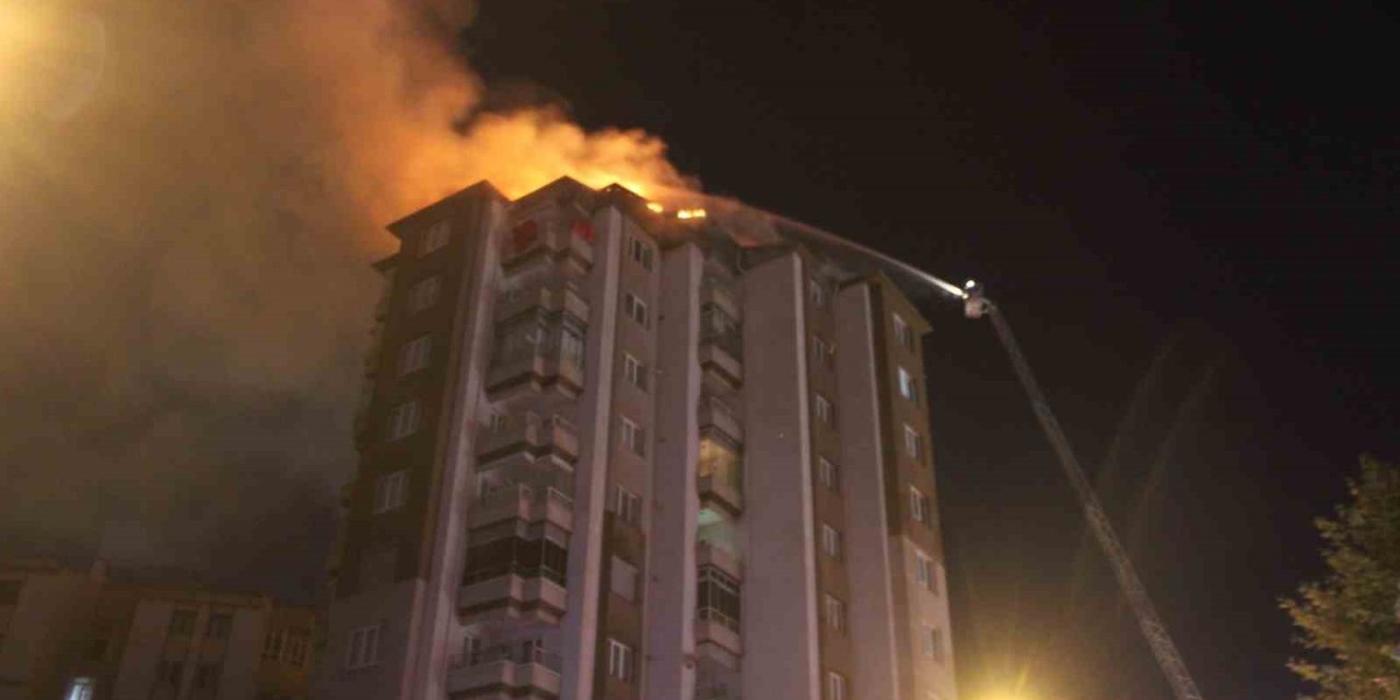 10 Katlı Binanın Çatısında Çıkan Yangın Korkuttu