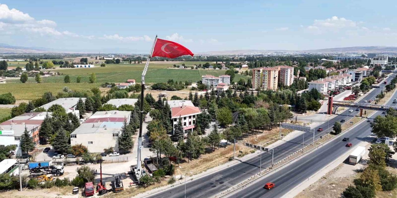 200 Tonluk Vinçle 43 Metre Yükseğe Asılan Dev Türk Bayrağı Hayran Bırakıyor