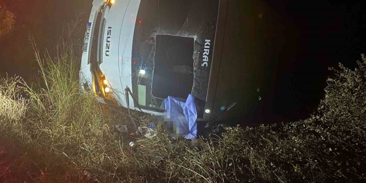 Devrilen Midibüsün Altında Kalan Sürücü Hayatını Kaybetti