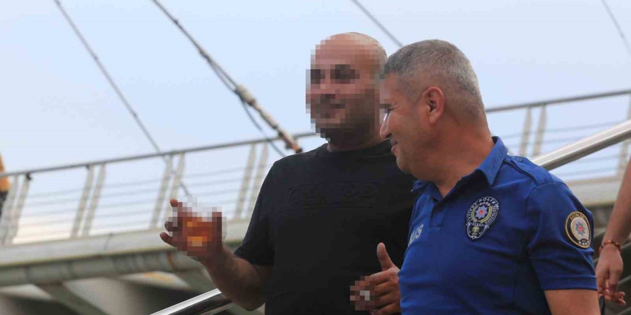 Üst Geçide Çıkan Alkollü Şahıs Polisi Alarma Geçirirken, Keyfinden Ödün Vermedi