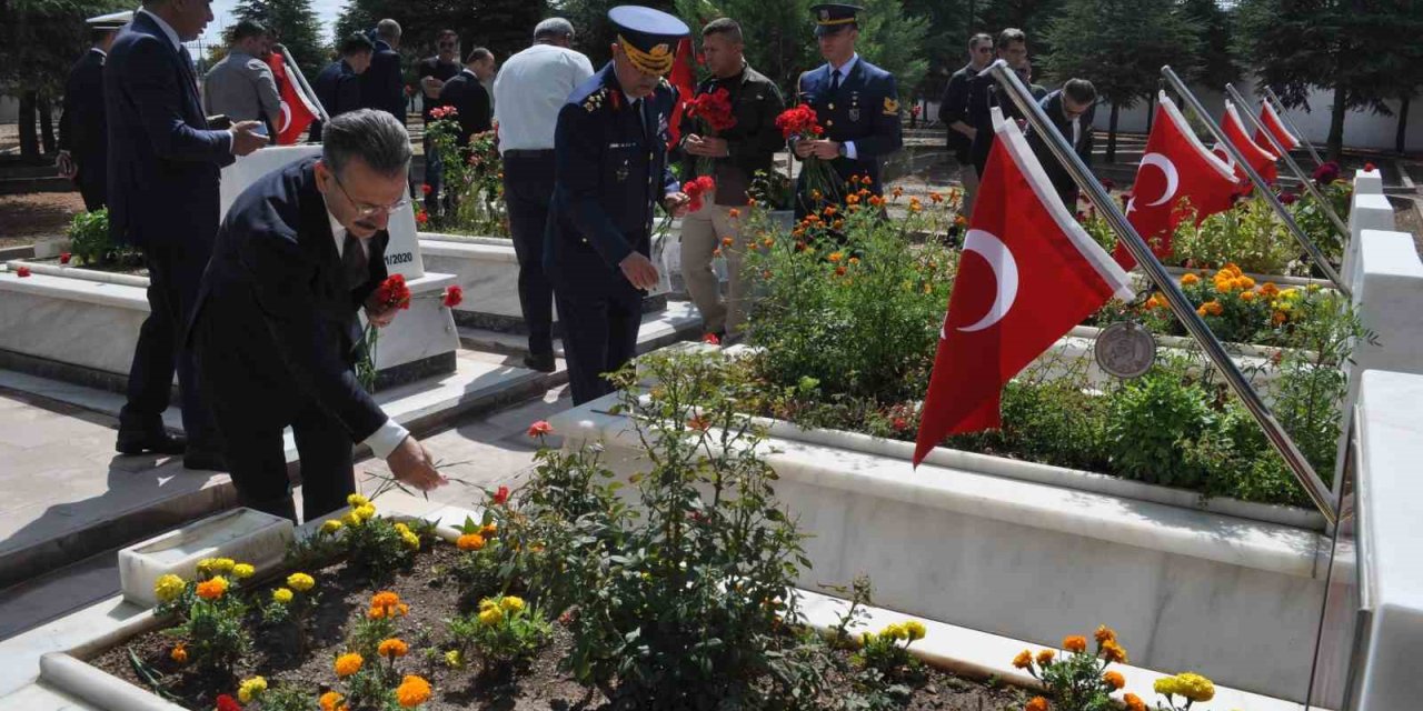 Eskişehir’in İşgalden Kurtuluşunun 102’nci Yılında Şehit Kabirleri Ziyaret Edildi