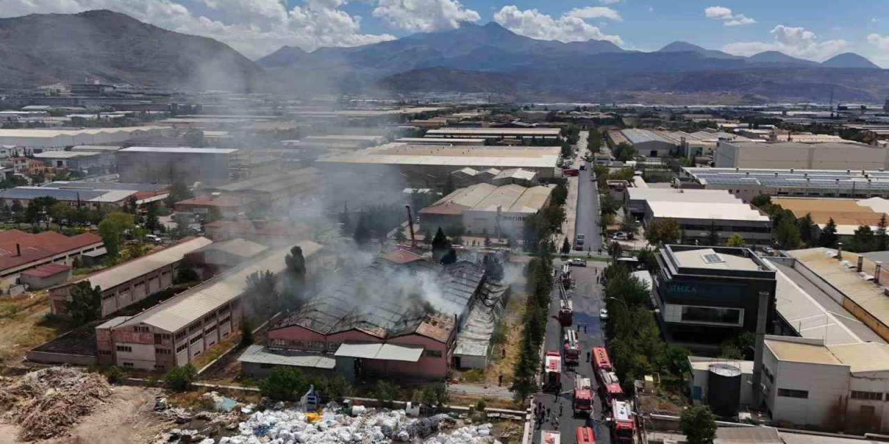 Sünger Fabrikasında Büyük Yangın Havadan Görüntülendi