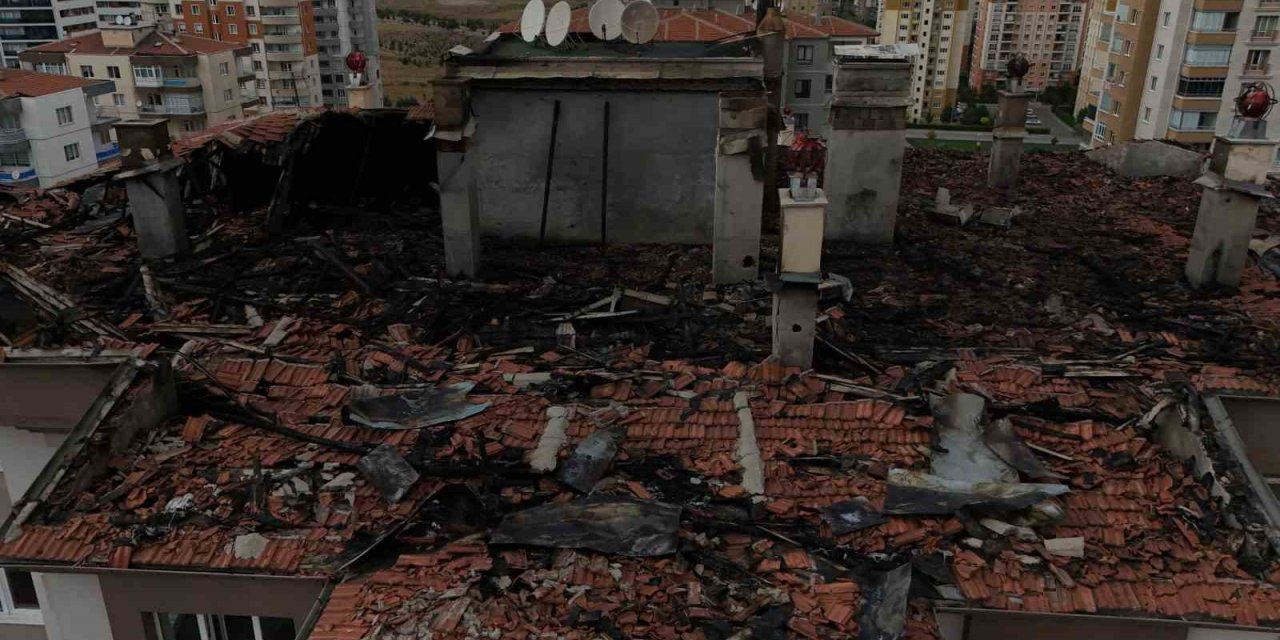 Binanın Çatısında Çıkan Yangının Hasarı Gündüz Görüntülendi