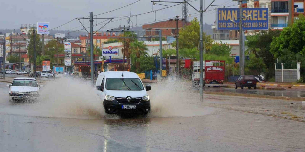 Antalya’da Bir Kilometre Arayla İki Mevsim Yaşandı