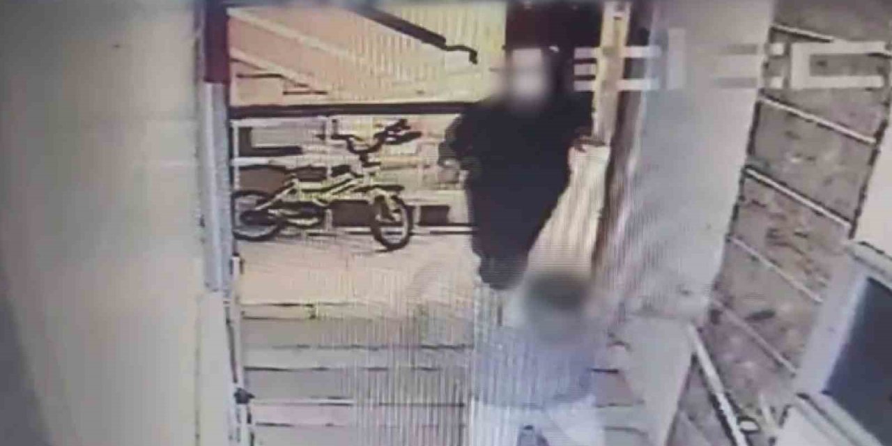 Kolyeyi Çalıp Kaçtı, Polisten Kaçamadı