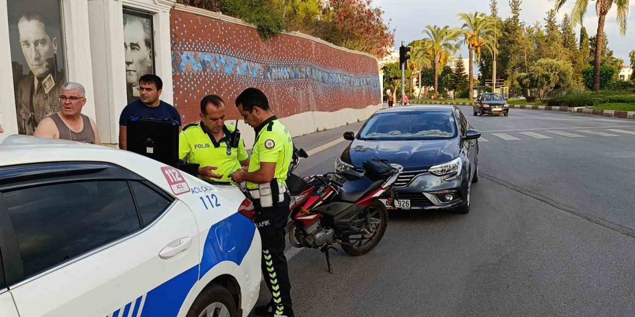 Motosiklet İle Otomobil Çarpıştı: 1 Yaralı