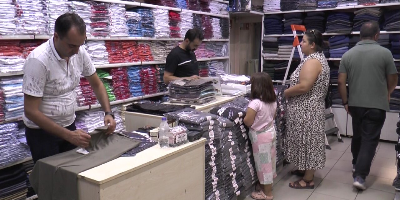 Ailelerin Okul Forması Alışverişi Başladı