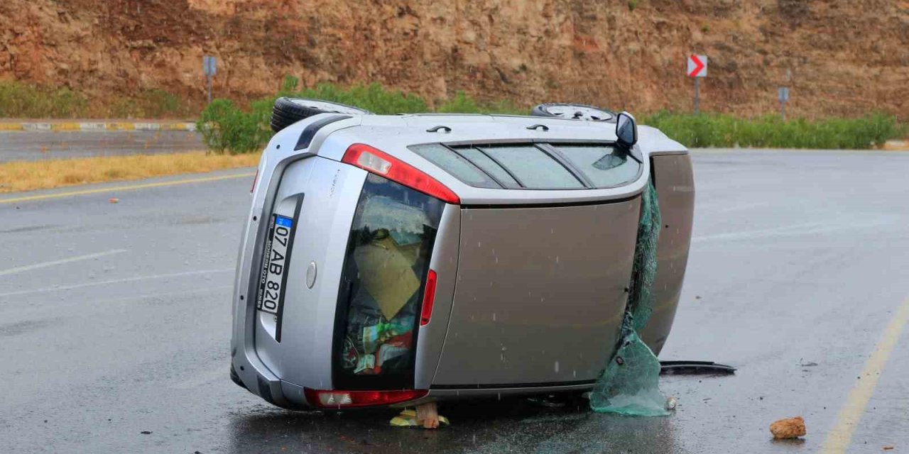 Virajı Alamayan Otomobil Yan Yattı: 2 Yaralı