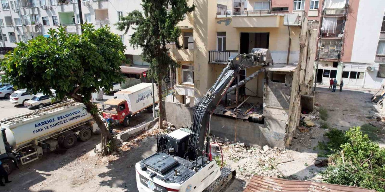 Akdeniz’de Metruk Binalar Yıkılıyor
