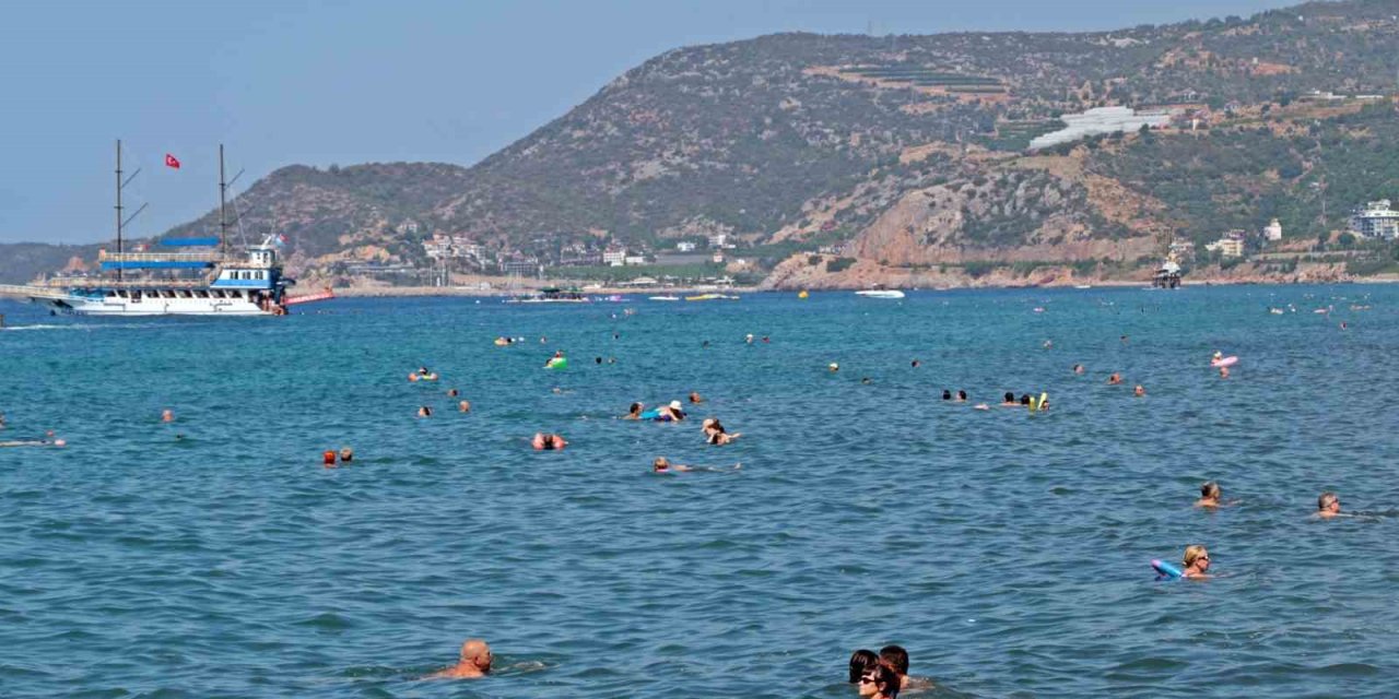 Alanya’da 2 Gün Aradan Sonra Güneşi Gören Tatilciler Plajlara Akın Etti