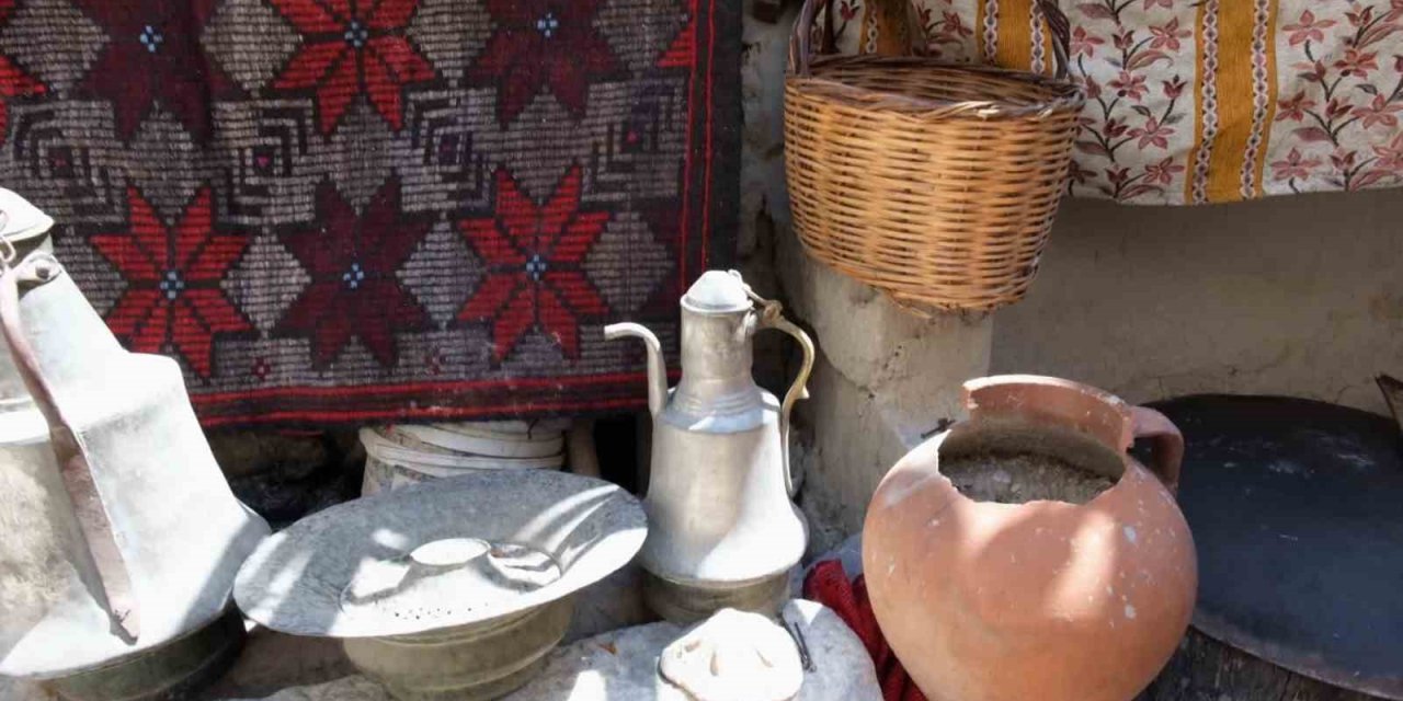 30 Yıldır Topladığı Yaklaşık 200 Yıllık Eşyaları Evinin Bahçesinde Sergiliyor