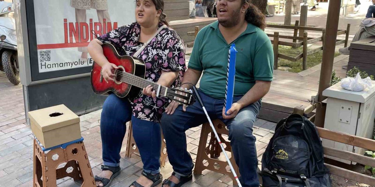 İran’dan Gelen Görme Engelli Çift Sokak Müzisyenliği Yaparak Geçimini Sağlıyor