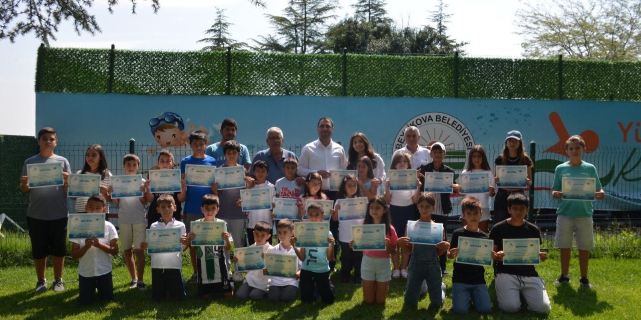 Beylikova Belediyesi Yüzme Ve Futbol Kurslarını Sertifika Töreniyle Tamamladı