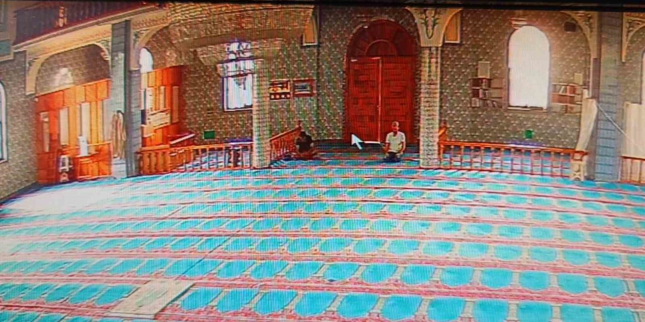 Camiye Girip Yardım Paralarını Çaldı, Namaz Kılanı Görünce Cami Görevlisi Rolüne Girdi