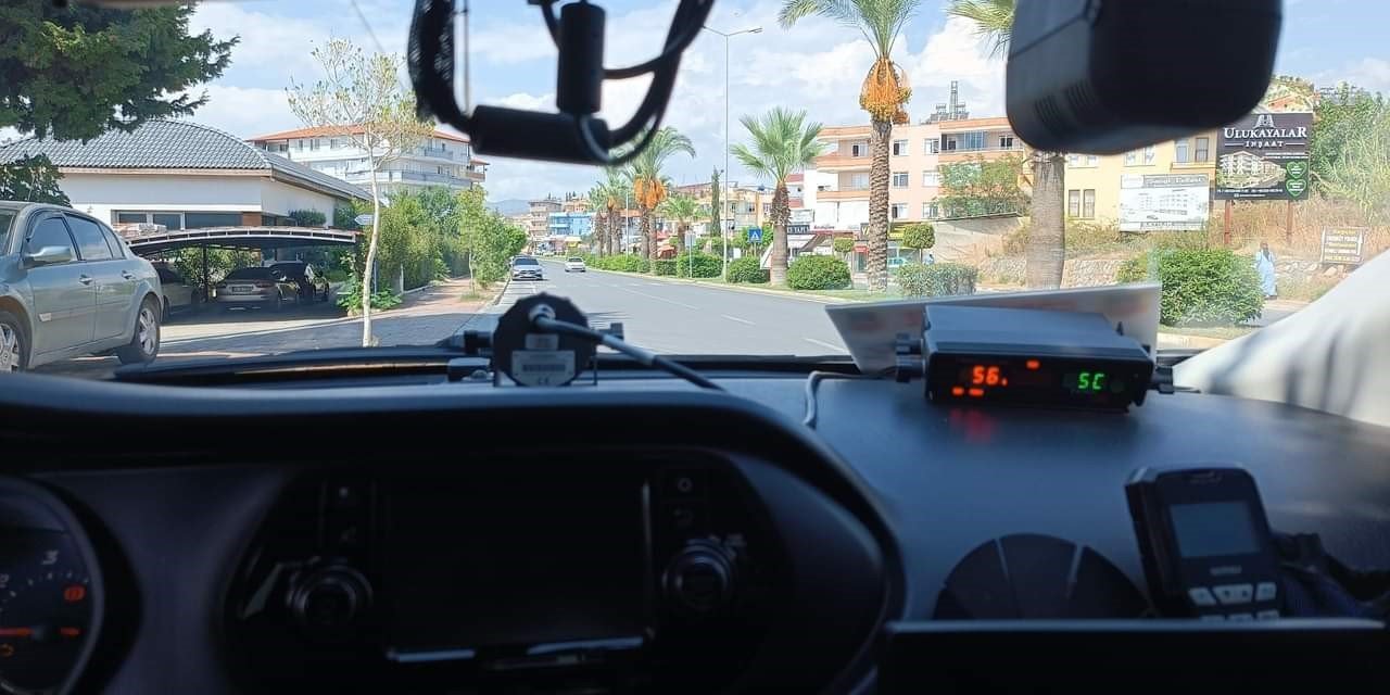 Alanya’da Çevirmesiz Radar Uygulamasında 22 Araca Ceza Kesildi