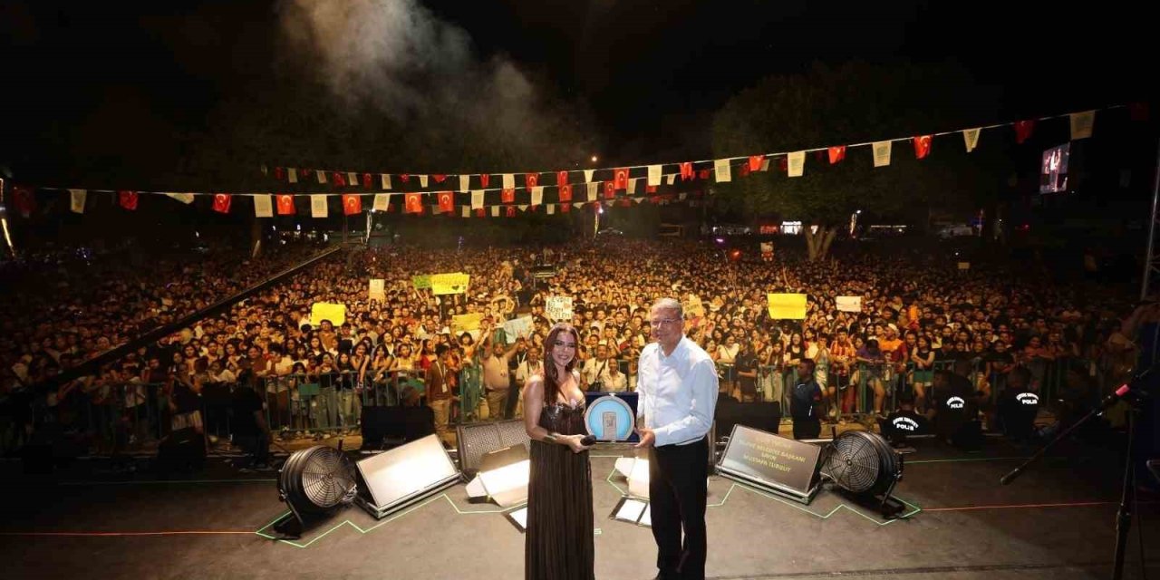 Ünlü Sanatçı Simge, Silifke Uluslararası Müzik Festivali’nde Sahne Aldı