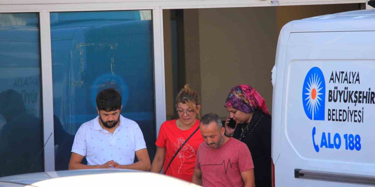 Kurşunların Hedefi Olan Baba Ve Oğlunun Cenazesini Kızı Teslim Aldı