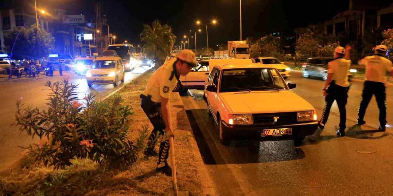 Antalya’da 4 Araç Birbirine Girdi, Yoldaki Yağı Gören Trafik Polisi Küreği Eline Aldı