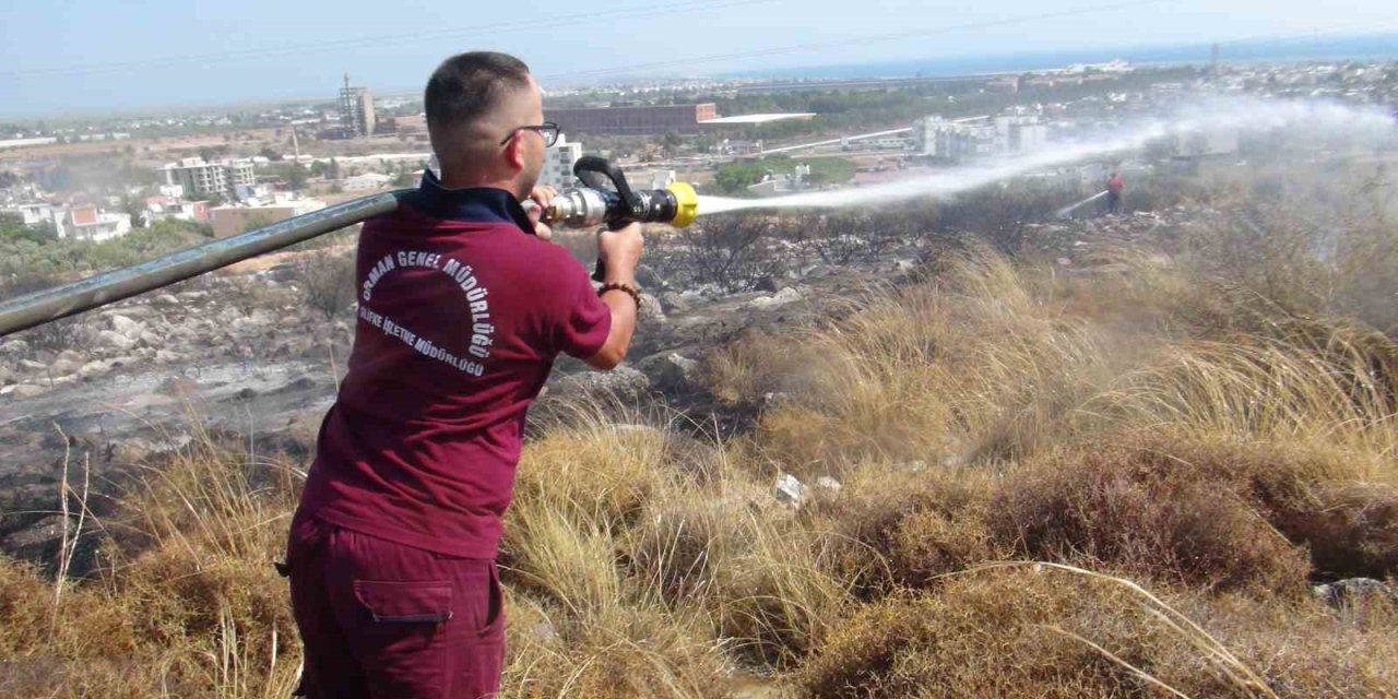 Mersin’de Makilik Alanda Çıkan Yangın Söndürüldü
