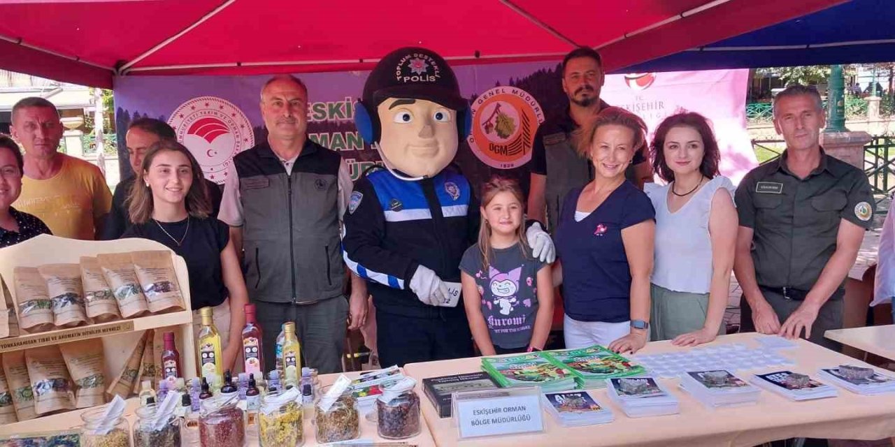 Polis Ekipleri Halk Sağlığı Sokak Etkinliği’nde Vatandaşları Bilgilendirdi
