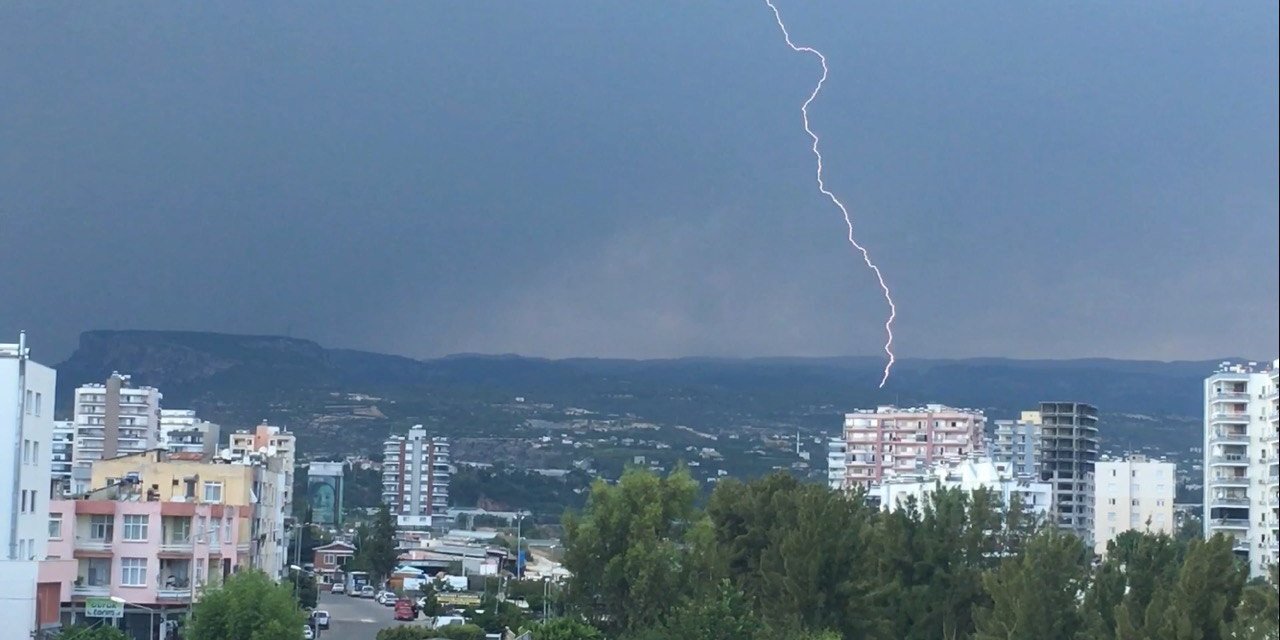 Mersin’in Yüksek Kesimlerinde Yağmur, Sahilde Yıldırımlar Etkili Oldu