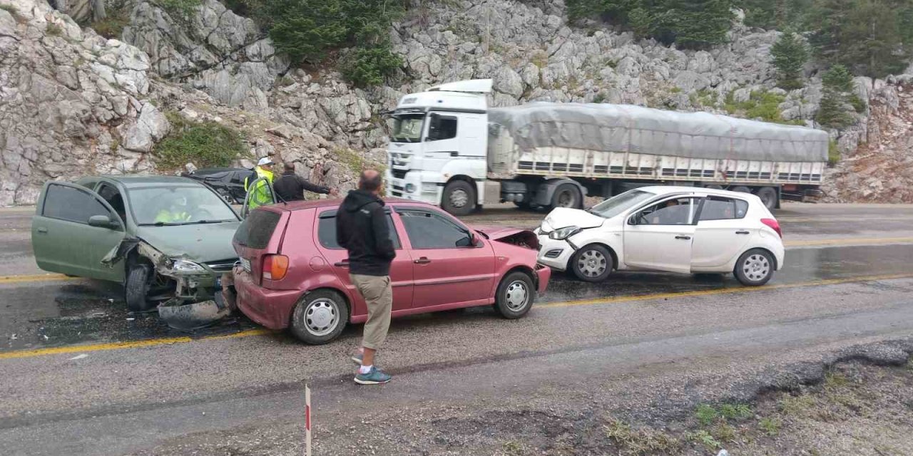 Antalya’da 4 Araçlı Zincirleme Kaza: 5 Yaralı