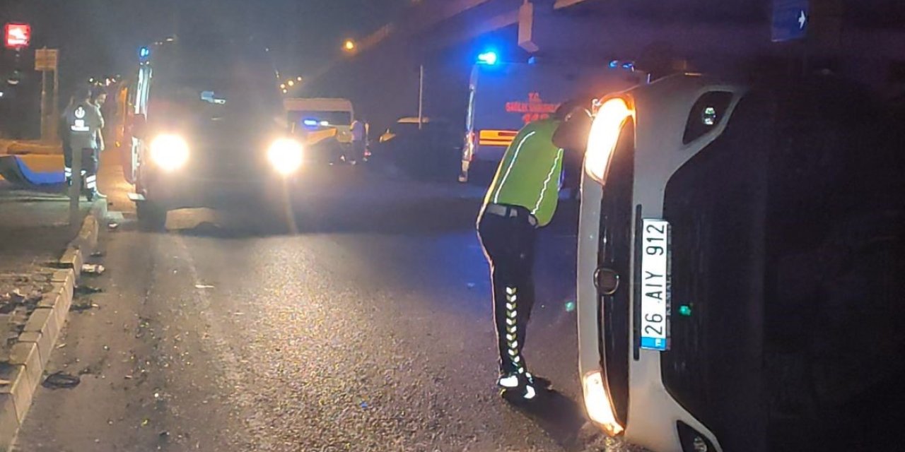 Hafif Ticari Araçla Otomobil Çarpıştı: 1’i Çocuk 4 Kişi Yaralandı