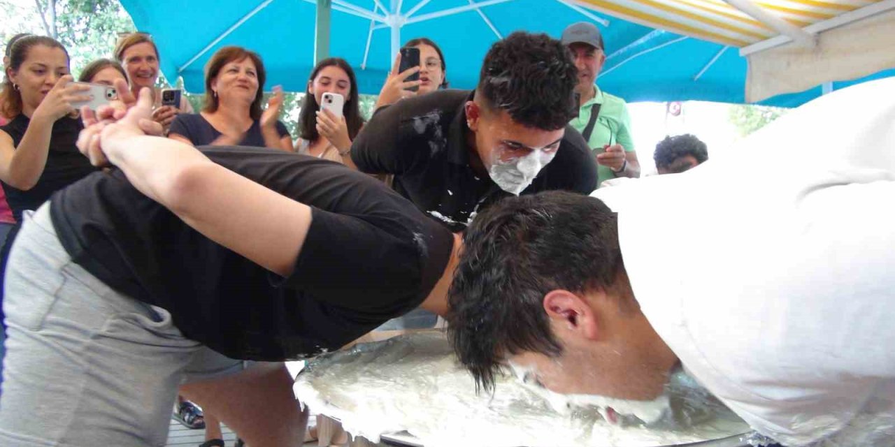Yoğurt Dolu Tepsiye Kafalarını Sokup Altın Aradılar