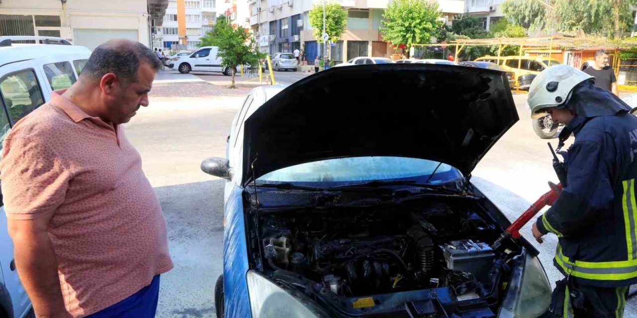 Aracının Yanışını Çaresiz Gözlerle İzledi